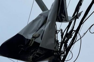 Dejadez y peligro a la vista: carteles rotos y cables que afean la ciudad