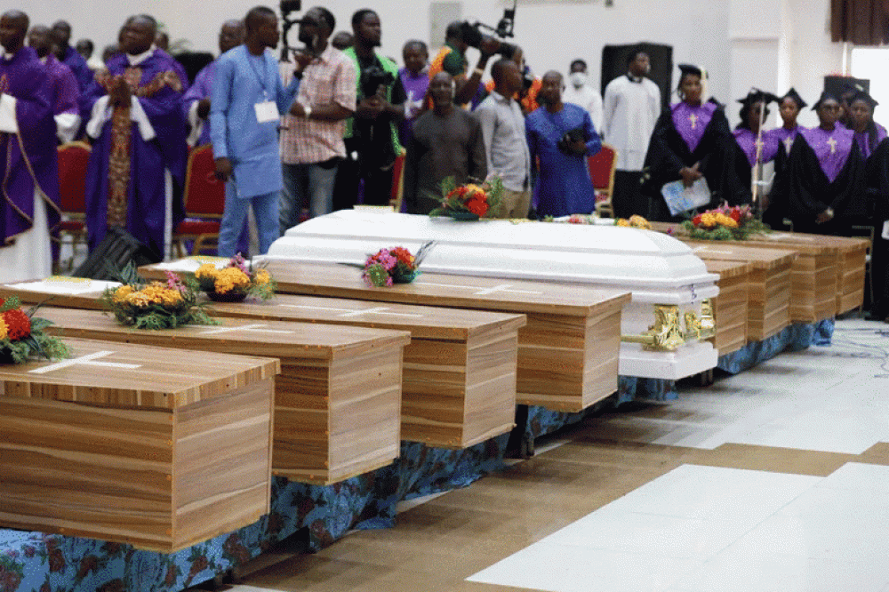 No muestran el menor deseo de proteger a los cristianos: dura crtica de un obispo en el funeral de 40 vctimas de la masacre en una iglesia de Nigeria