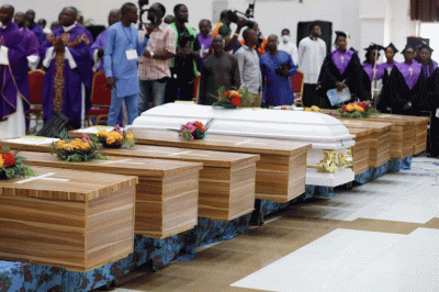 “No muestran el menor deseo de proteger a los cristianos”: dura crítica de un obispo en el funeral de 40 víctimas de la masacre en una iglesia de Nigeria