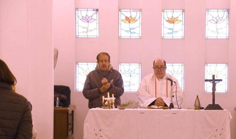 Santiago del Estero: El padre Julin Cueva ofici la misa por el Da del Padre en el cementerio Parque de la Paz