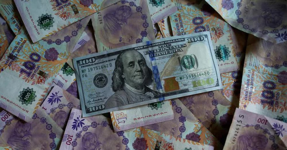 El Gobierno acumula atraso cambiario y pierde el efecto positivo de la suba del dólar en el mundo