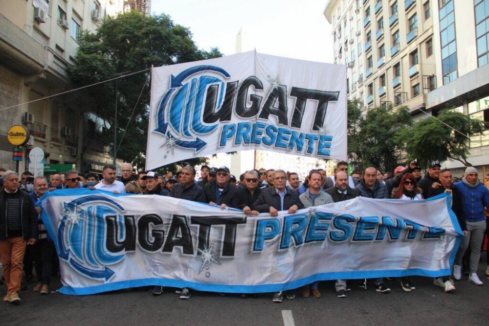 La UGATT realiza su plenario de secretarios generales sobre el tren y durante el trayecto a Mar del Plata