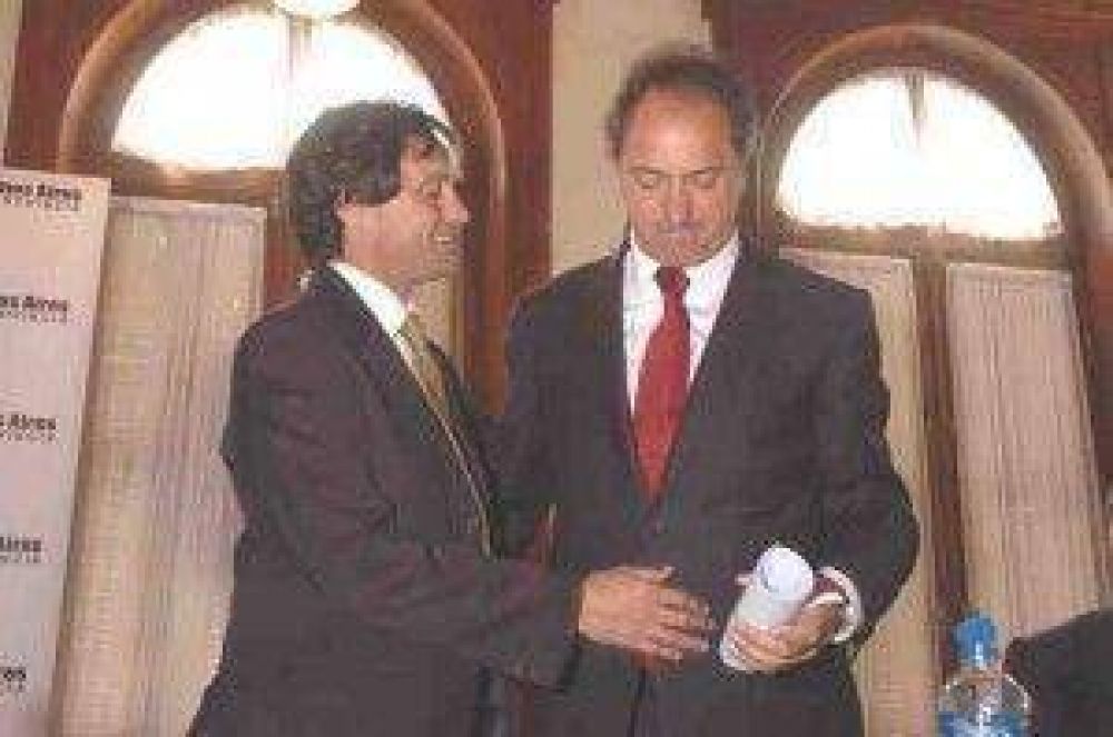 Scioli entreg� escrituras y firm� el convenio por el Centro C�vico