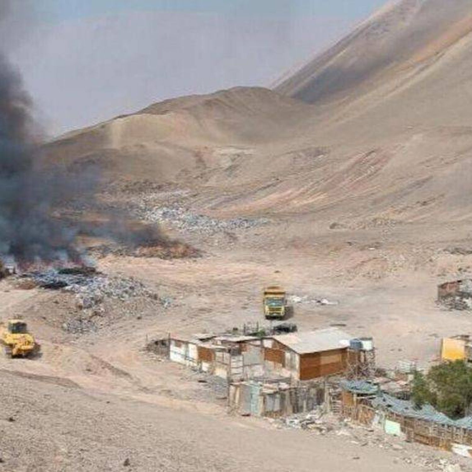 Basural de ropa en el desierto de Atacama: se quemó todo en un incendio ...