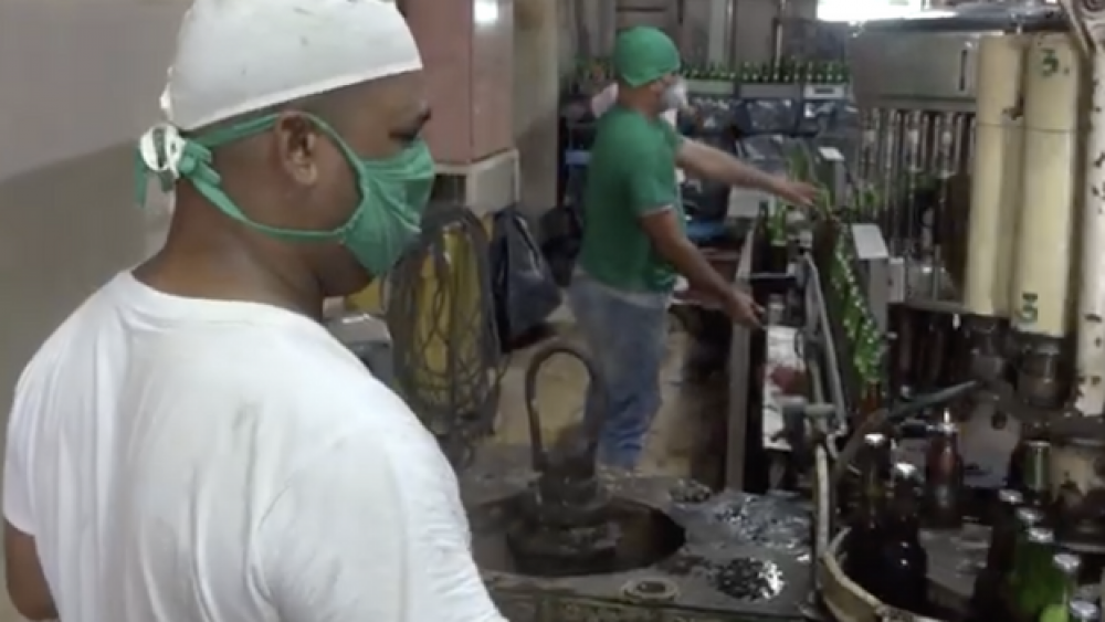 A falta de bebidas, una embotelladora cubana lo mismo hace vinagre que renta sus locales