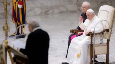 El Papa Francisco saluda el 