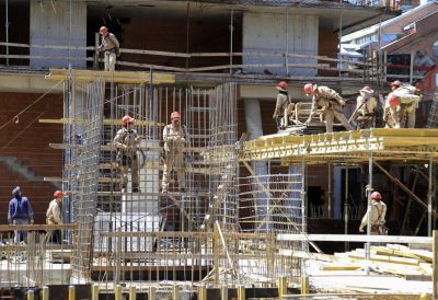 La construcción ya suma 470 mil empleos y la Cámara dice que puede «dar mejores salarios» pero que la condiciona «la situación macroeconómica»