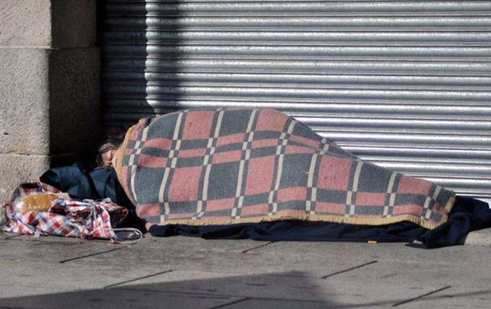 La indiferencia frente al frío y la pobreza que se vive en las calles de Mar del Plata