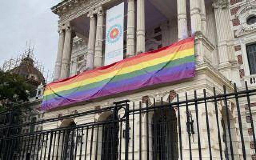 Semana del Orgullo: Bandera e iluminacin nocturna en la sede de la Gobernacin bonaerense