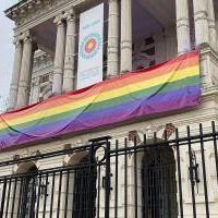 Semana del Orgullo: Bandera e iluminación nocturna en la sede de la Gobernación bonaerense