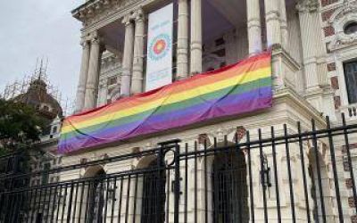Semana del Orgullo: Bandera e iluminación nocturna en la sede de la Gobernación bonaerense