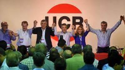 �La pelea y la ineficacia del Gobierno nos lleva al abismo�, alert� la UCR