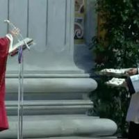 El Papa Francisco bendice 44 palios de los nuevos arzobispos metropolitanos
