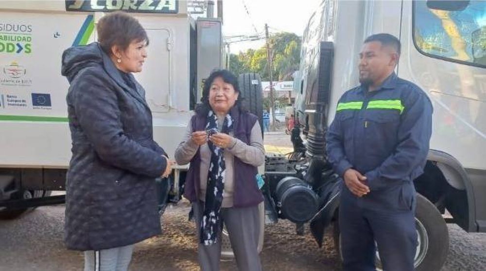 El Gobierno de Jujuy entregó un nuevo camión recolector a Calilegua