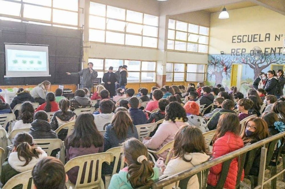 Más escuelas de Paraná se suman al programa Separá