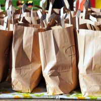 Sin bolsas de plástico: una empresa cordobesa reparte paquetes de papel reciclado