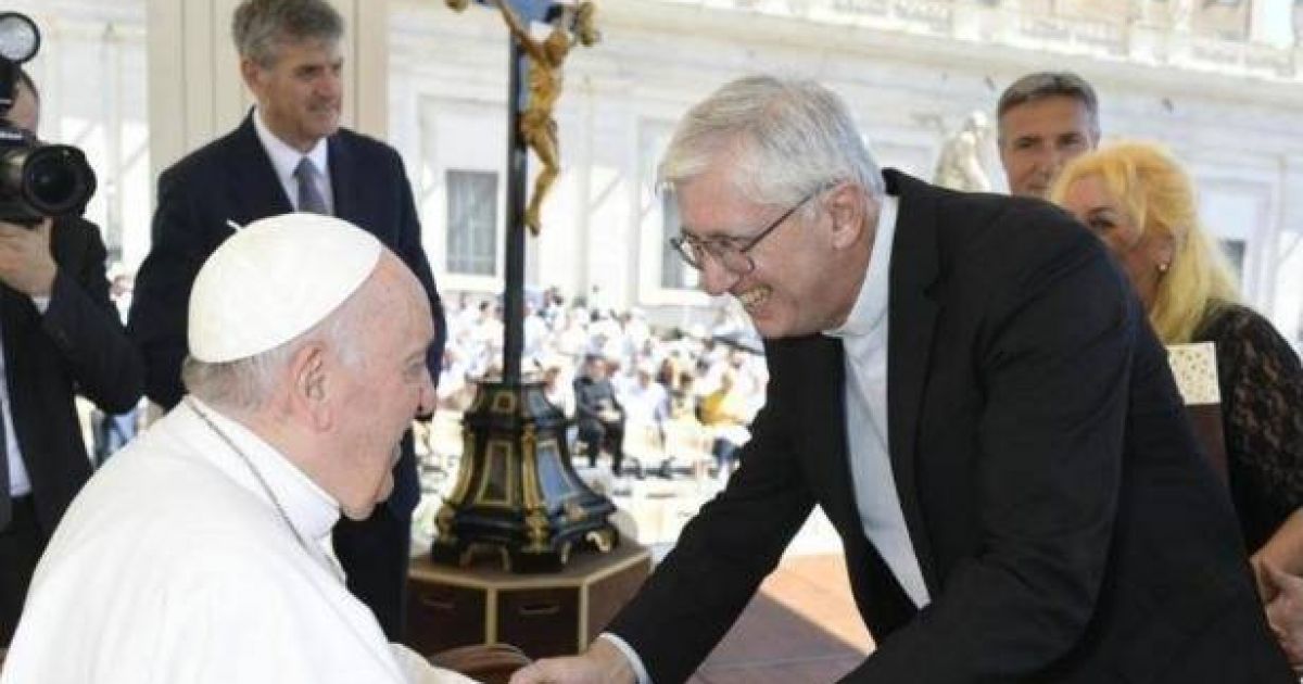 Una charla "mano a mano" entre dos viejos amigos El Papa y el padre