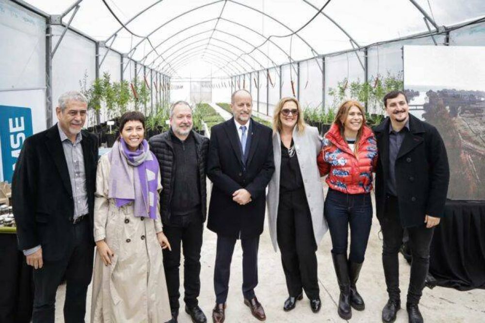Ferraresi e Insaurralde participaron de la inauguracin del invernadero Azucena Villaflor en Villa Domnico