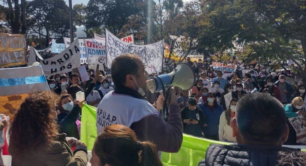 Profesionales jujeños marcharon por «salarios dignos y en defensa de la salud pública»