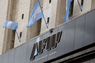 La AFIP reclama miles de millones de pesos a argentinos con cuentas en el exterior