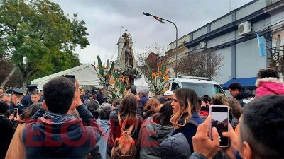 Nogoyá agasajó a la Virgen del Carmen con misa, procesión y tradicional desfile