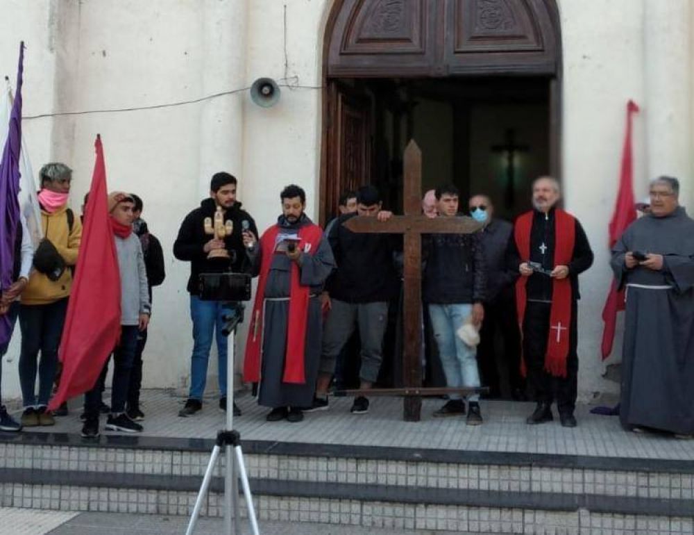 Los riojanos peregrinaron a Chamical llevando la Cruz de los M�rtires