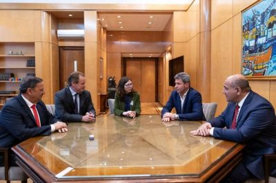 Los gobernadores, el pie de apoyo de Batakis para 