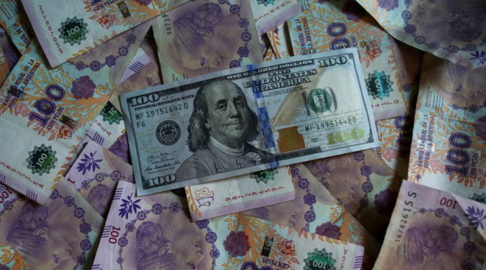 Dlar hoy: continu la devaluacin de la moneda argentina y la cotizacin libre cerr a $337