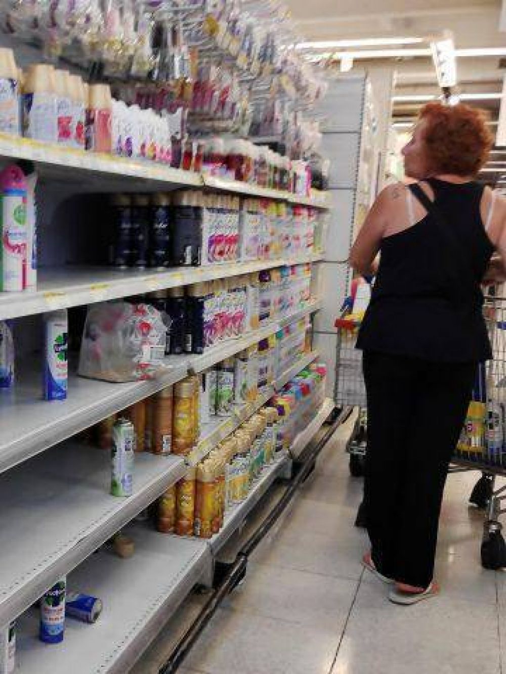 La incertidumbre con el d�lar blue llega a las g�ndolas y se aceleran las remarcaciones