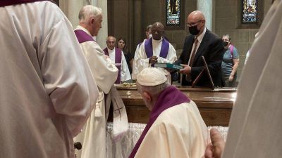 Francisco en el funeral del padre Fares. Spadaro: era un humilde sembrador