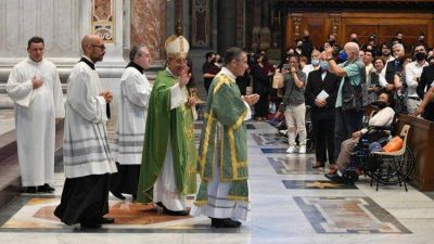 De Donatis: Los mayores nos ense�an a llamar a la puerta de Dios