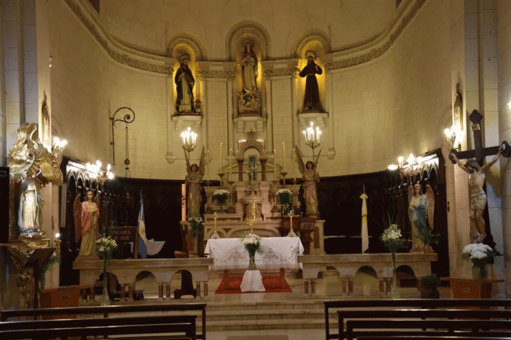 Monse�or Fern�ndez ofici� una misa en memoria de Evita en la Iglesia donde ella se cas� con Per�n