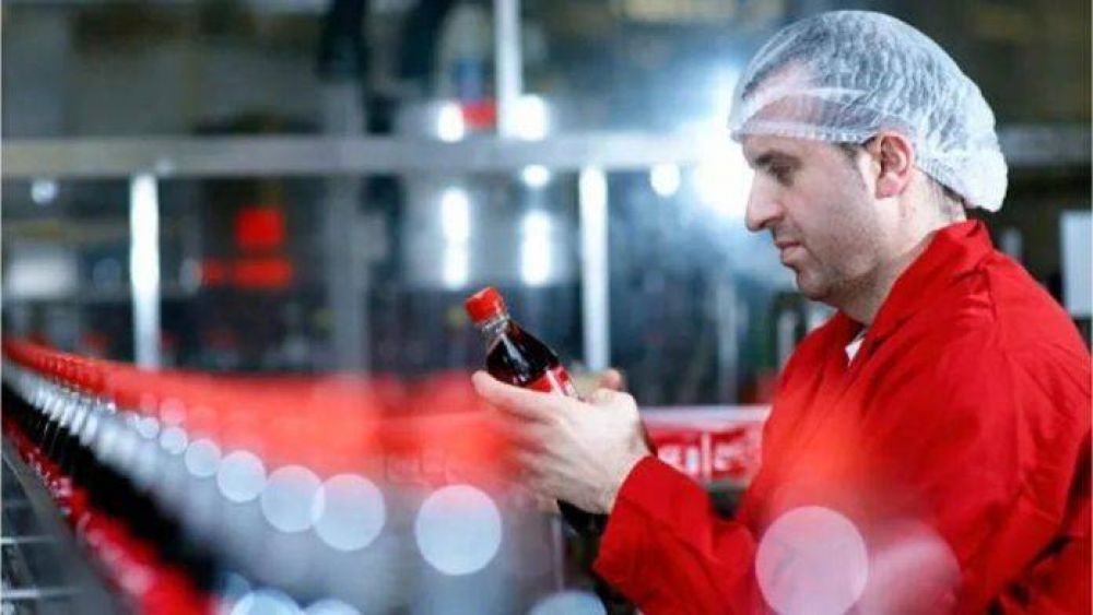 Coca Cola busca trabajadores argentinos: cmo postularse y cunto paga