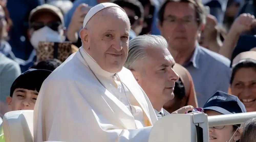 El Papa Francisco nombra asistente personal de salud a enfermero que le salv la vida