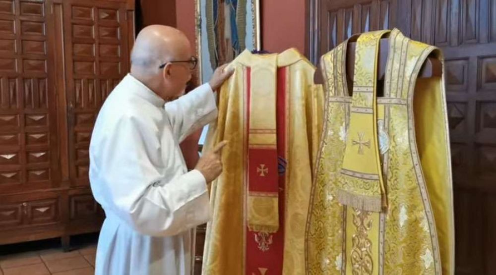 ¿Cómo son las vestiduras que usan los sacerdotes en Misa?
