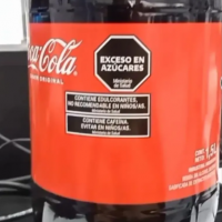 Apareció una imagen de Coca Cola con etiquetado frontal en Argentina