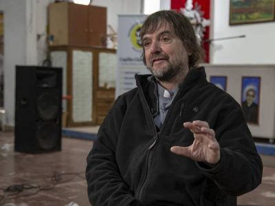 Padre Pepe: �Despu�s del d�a 15 hay que cocinar m�s; hay gente que no ven�a al comedor y empez� a venir�