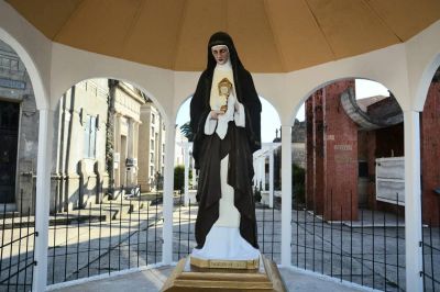 Entre Ríos| Con una misa bendijeron la nueva imagen de la virgen de Santa Clara en el cementerio