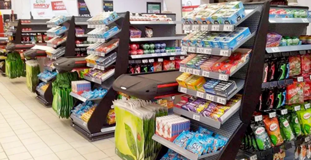 Buscan regular la exhibición de golosinas y gaseosas en «pasos obligados» de los supermercados