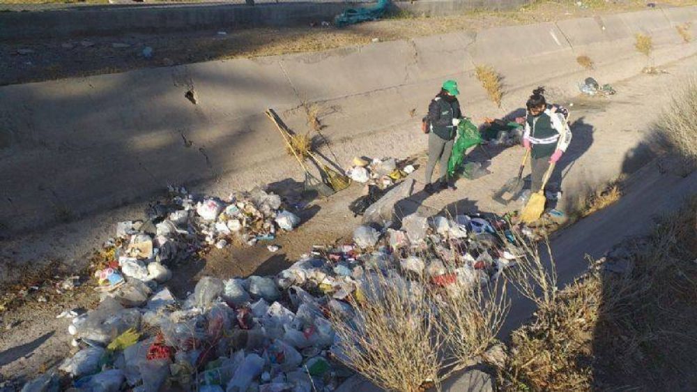 Canal Benavídez: Capital levantó 4 camionadas de basura en 5 cuadra