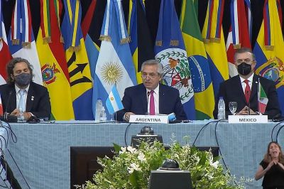 Alberto Fernández intenta mostrarse como “líder regional” y hace equilibrio entre Venezuela y EE.UU.