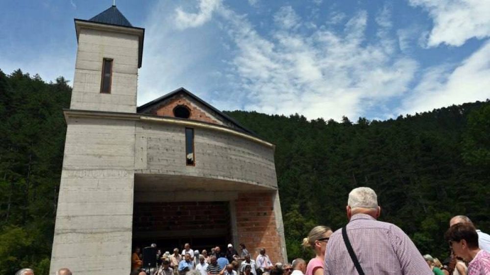 Un musulmn construye una iglesia catlica en Bosnia