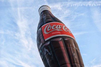 Presenta embotelladora de Coca-Cola paquete de financiación vinculada a la sostenibilidad de proveedores