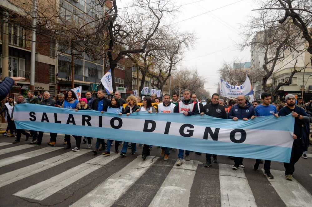 Ms presin sobre los sindicatos que protestan en Mendoza: multaron a tres gremios estatales por cortes de calles y quema de cubiertas