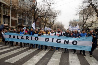Más presión sobre los sindicatos que protestan en Mendoza: multaron a tres gremios estatales por cortes de calles y quema de cubiertas