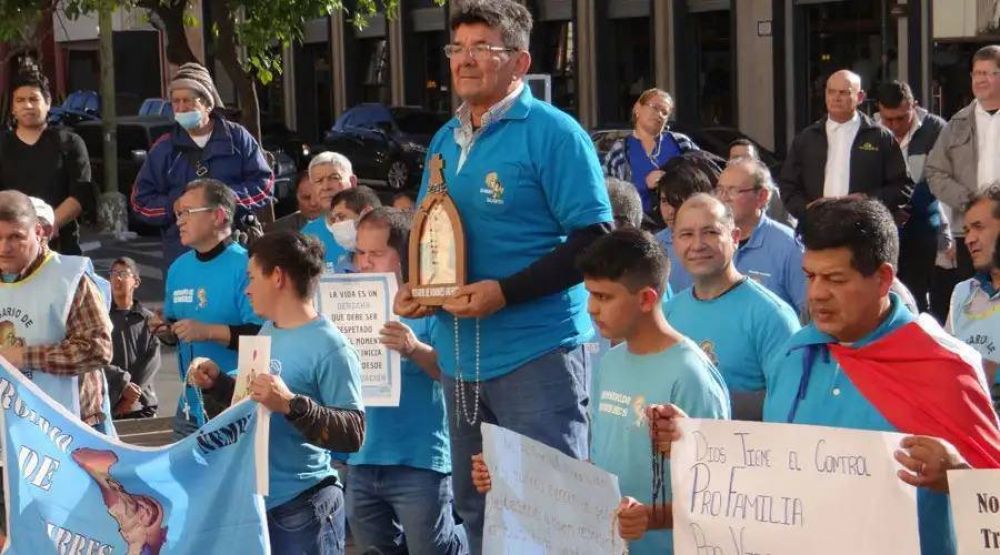 Rezan primer Rosario de Hombres ante la Catedral de Asunci�n