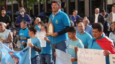 Rezan primer Rosario de Hombres ante la Catedral de Asunci�n