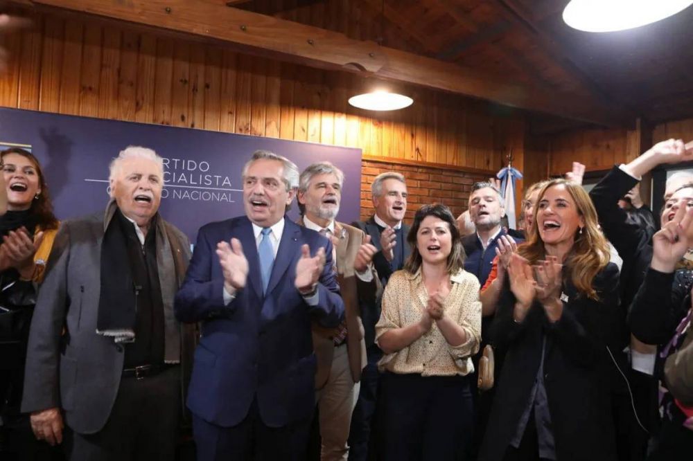 El Presidente vuelve de Bariloche para participar de una reunin del PJ por la situacin de Cristina