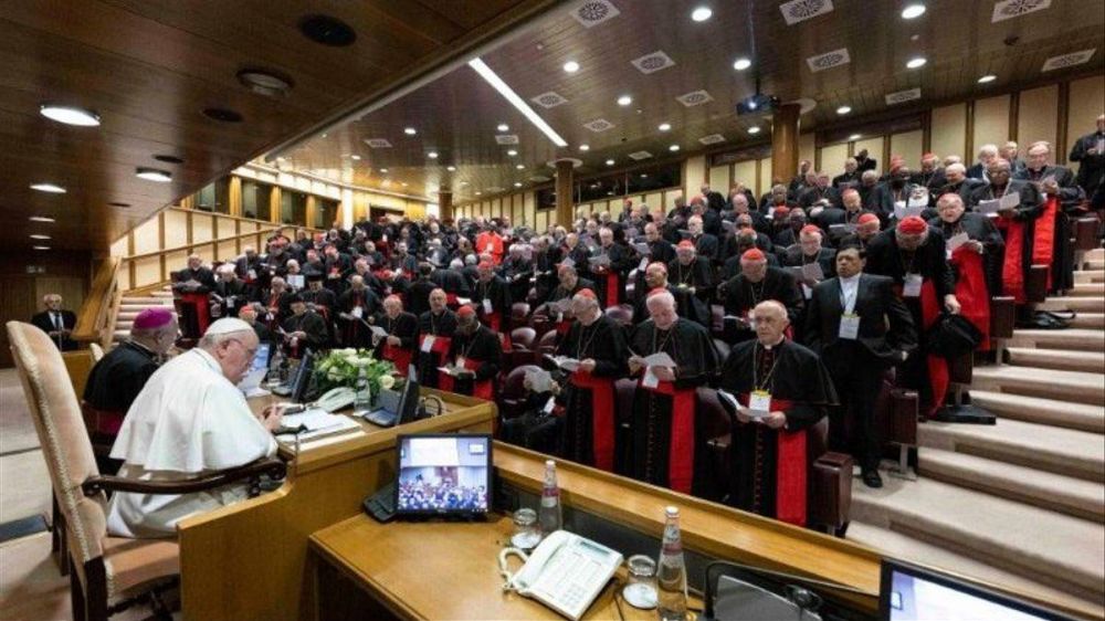 El Papa entierra los rumores de renuncia y fuerza a la Curia a aceptar a laicos y mujeres en el gobierno de la Iglesia