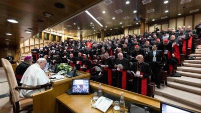 El Papa entierra los rumores de renuncia y fuerza a la Curia a aceptar a laicos y mujeres en el gobierno de la Iglesia